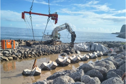 Block positioning and detection system installed on the lifting crane's spreader beam during Xbloc® placement on the M24 NRL project in Réunion – RAZEL-BEC